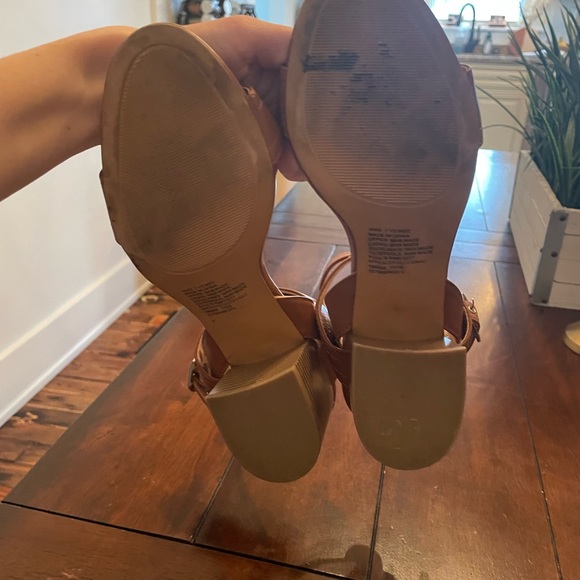 Adorable faux leather heels - Picture 3 of 5